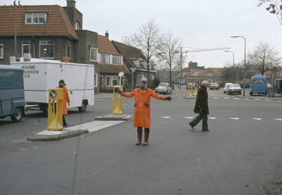 117514 Afbeelding van verkeersbrigadiers bij de oversteekplaats voor voetgangers op de kruising van de Waalstraat ...